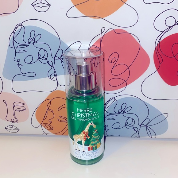 🎉 3 for $25 Bath and body works merry Christmas iced cinnamon roll - Picture 1 of 2
